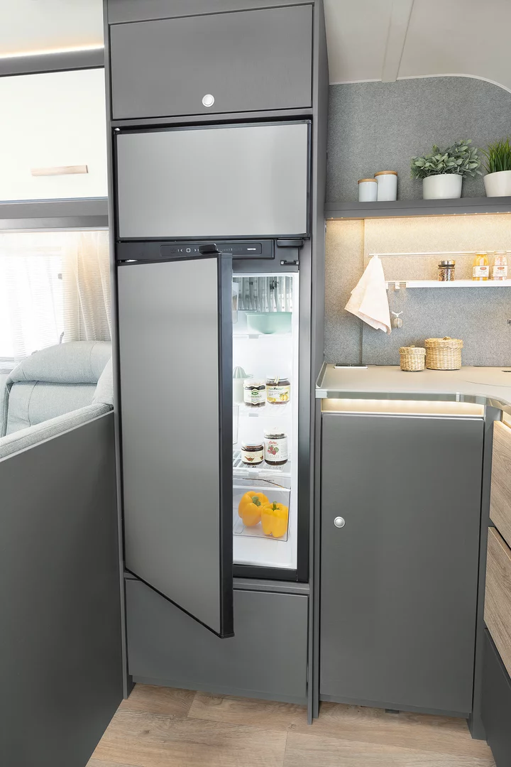 Büyük buzdolabı/dondurucu kombinasyonu: 15 litrelik dondurucu ile 137 litre veya 29 litrelik dondurucu ile 156 litre (yerleşim düzenine bağlı olarak)
